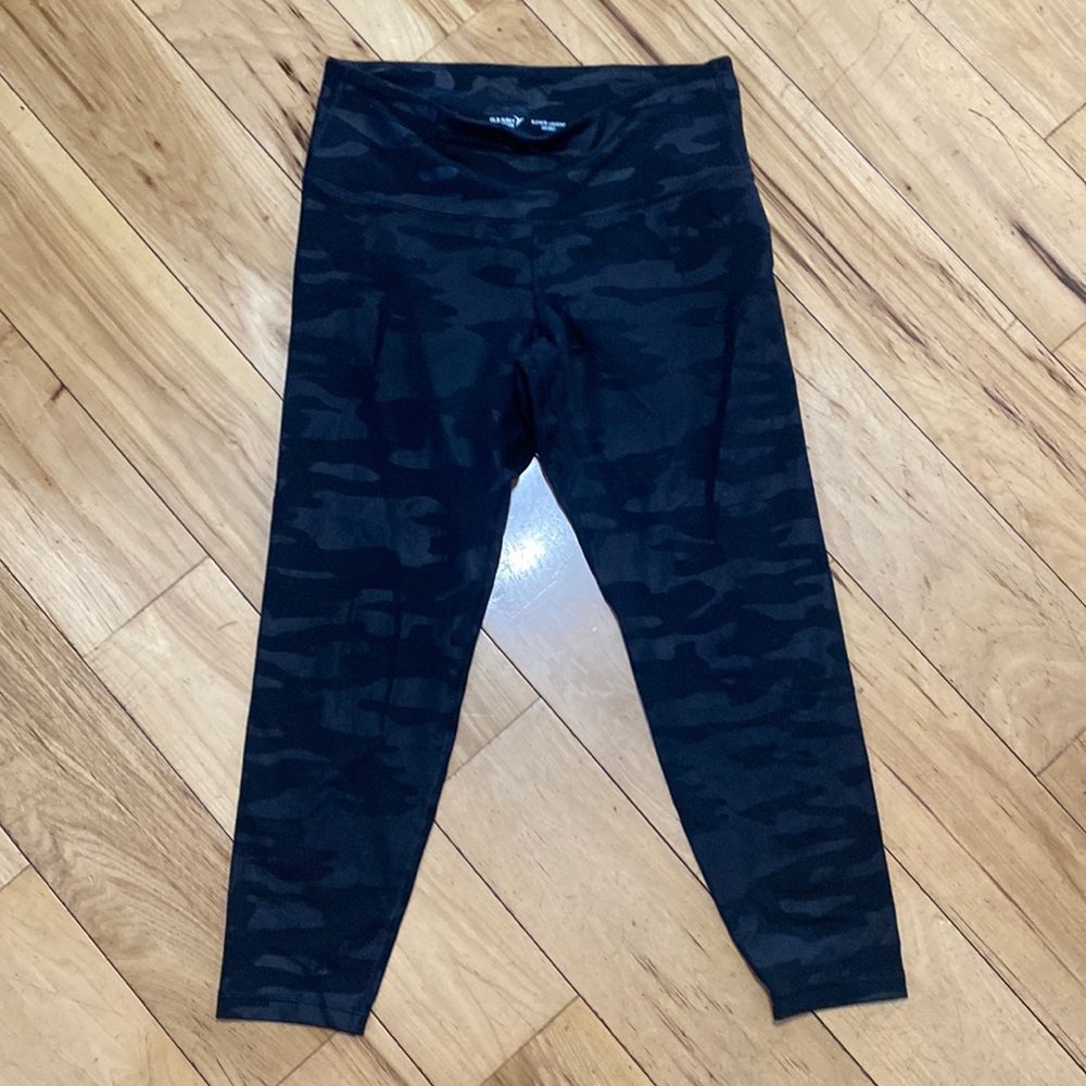 Old Navy Elevate Camouflage cropped leggings